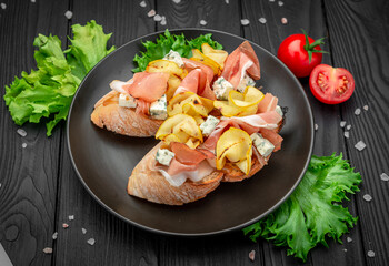 Bruschetta with Prosciutto, Pear and Gorgonzola