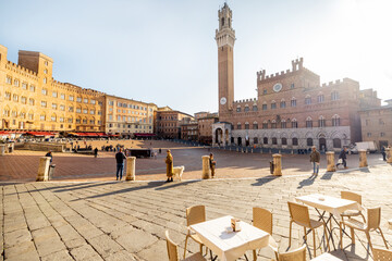 Morning view on the main square of Siena city with town hall. Concept of architecture of the Tuscan region and travel Italy - obrazy, fototapety, plakaty