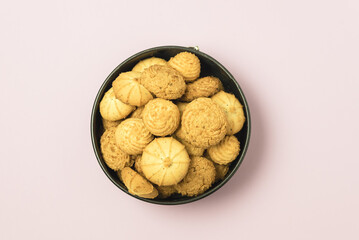 Tasty butter cookies in a tin on pink background Set of crispy shortbread biscuits in an open container Baked pastry, breakfast sweet food Top View
