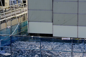 ビル解体工事が進む工事現場