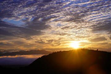 日の出と雲海と山