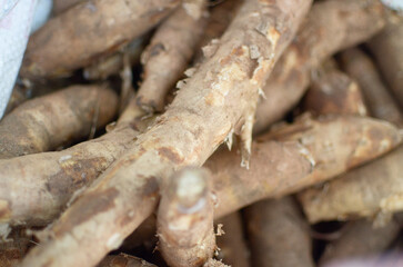 Venta de mandioca o yuca en puesto de verduras