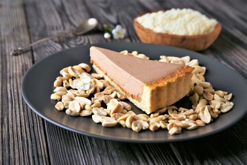 Chocolate cheesecake with peanuts