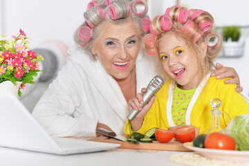 Obraz na płótnie Canvas grandmother with granddaughter at home