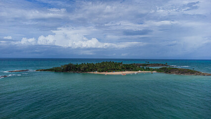 Fototapeta premium Ilha de Santo Aleixo em Pernambuco é um espetáculo de belezas naturais. Com origem vulcânica, praias com mar transparente e calmo.