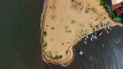 Ilha de Santo Aleixo em Pernambuco é um espetáculo de belezas naturais. Com origem vulcânica, praias com mar transparente e calmo.


