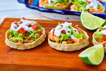 伝統的なメキシコ料理のソペス　ライムを添えて　Traditional Mexican Sopes served with Lime	