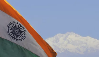 Cercles muraux Kangchenjunga tri colour indian national flag and snowcapped himalaya mountains (mount kangchenjunga the highest peak of india) with blue sky in the background