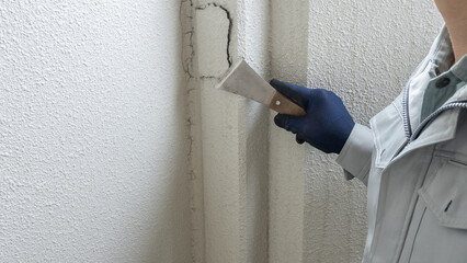 道具で外壁の劣化を削る・下地処理｜リフォーム・塗装業者