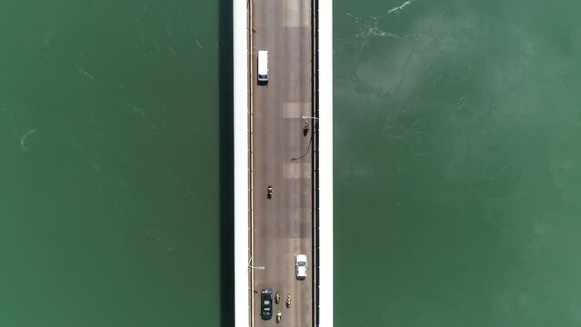 Imagem a&eacute;rea de drone sobre a ponte da amizade 