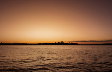 Naklejka premium sunset over the lake