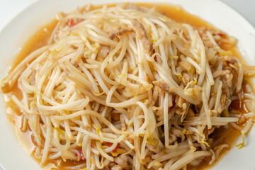Refreshing, delicious, shredded pork fried soybean sprouts cooking process