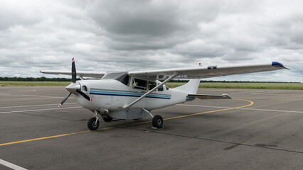 Eine Cessna 206 Stationair (Kleinflugzeug) auf dem Vordeld eines Flugplatz (Airstrip) in Simbabwe - obrazy, fototapety, plakaty