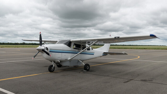 Eine Cessna 206 Stationair (Kleinflugzeug) auf dem Vordeld eines Flugplatz (Airstrip) in Simbabwe