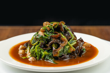 Nutritious and refreshing small cold dish - fungus mixed with spinach