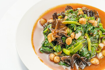 Nutritious and refreshing small cold dish - fungus mixed with spinach