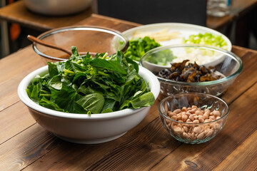 Nutritious and refreshing small cold dish - fungus mixed with spinach