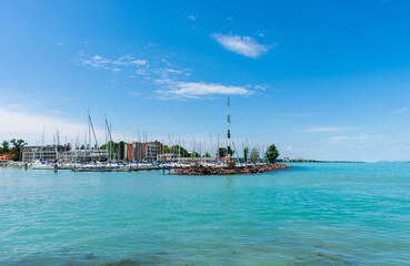 Obraz premium Beautiful summer lake landscape with turquoise water.