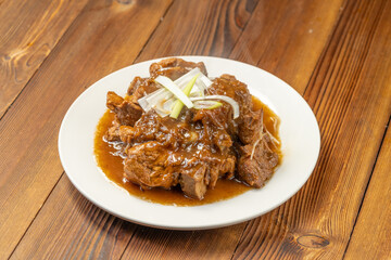 The cooking process of the local specialty home-cooked pork ribs