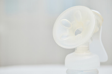 manual breast pump with empty baby bottle