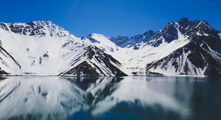 Fototapeta na wymiar lake in winter whith reflection