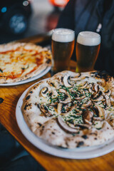 una pizza de hongos y una margarita con cerveza