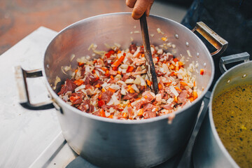 Carne en una olla con cebollas y morron