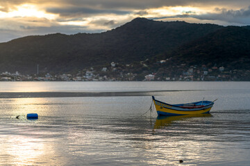 Barco na lagoa da Conceição, Florianópolis, Brasil. Vista geral