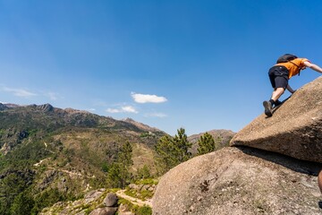 Jovem subindo montanha no parque nacional do geres. Montanhista alinhado à direita.