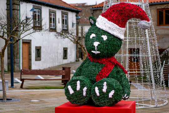 Urso de Natal verde com barrete e cachecol vermelho. Decora&ccedil;&atilde;o de rua de Natal