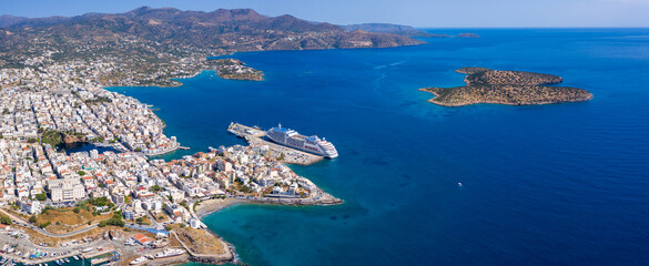 Obraz premium Agios Nikolaos, a picturesque coastal town with colorful buildings around the port in the eastern part of the island Crete, Greece