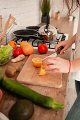 The nutritionist prepares a salad of vegetables and fruits at home, which is good for the body