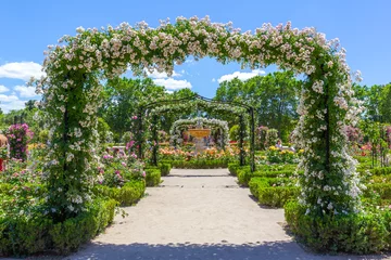 Crédence de cuisine Jardin Botanical garden of Madrid in the Retiro park. Rose garden in spring. Flower-filled gardens with fountains and metal arches.  © marta
