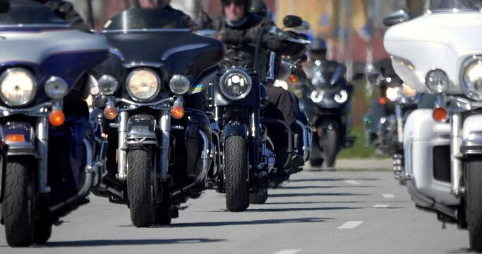 4K - Column of Bikers