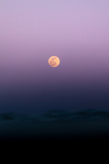 Luna llena sobre las olas del mar en verano