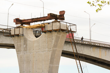 Intermediate reinforced concrete support of the new bridge.