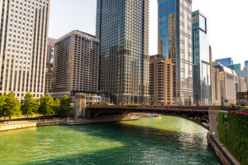 Naklejka premium Chicago river and bridge in Chicago