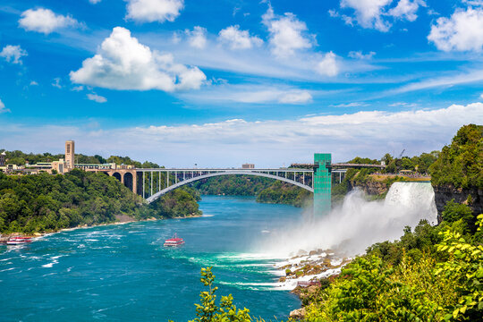 American falls at Niagara falls © Sergii Figurnyi