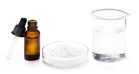 petri dish with mandelic acid, dropper bottle with salicylic acid, with mandelic acid at the bottom. Products to control face oil and antimicrobials