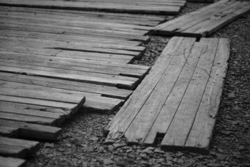 Bohlen aus Holz auf einer Baustelle zur Befestigung des Bodens und als Untergrund