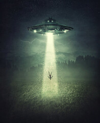 Mysterieuze ontvoering door buitenaardse ruimteschepen. Surrealistisch concept met een zwevende mens gestolen door het licht van een UFO-schip in een donkere nacht op een open veld