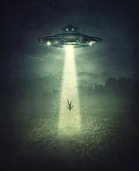 Fototapeten Mysteriöse außerirdische Raumschiff-Entführungsszene. Surreales Konzept mit einem schwebenden Menschen, der durch das Licht eines UFO-Schiffes in einer dunklen Nacht auf einem offenen Feld gestohlen wurde © psychoshadow