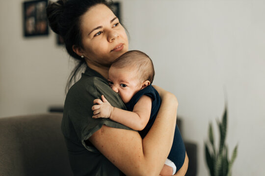 Jovem Mãe Brasileira Com Seu Bebê No Colo