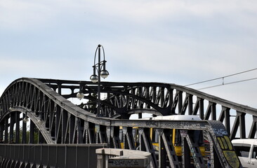 Straßenbahn fährt über die Bösebrücke in Berlin