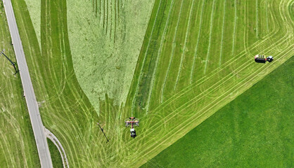 Luftaufnahme mit einer Drohne von zwei Traktoren bei der Heuernte auf einer Wiese in Bayern  © Astrid Gast