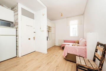 Studio apartment with furnished living room and open kitchen next to the entrance door