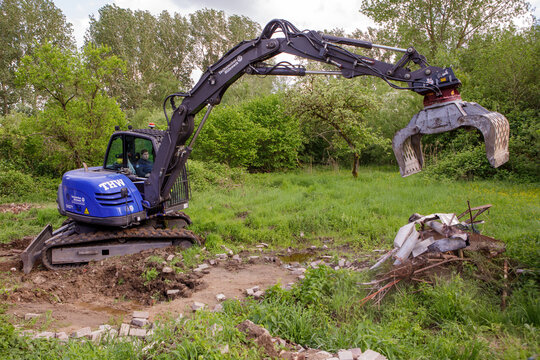 with an excavator of the technical relief organization the rubble of a building site is loaded