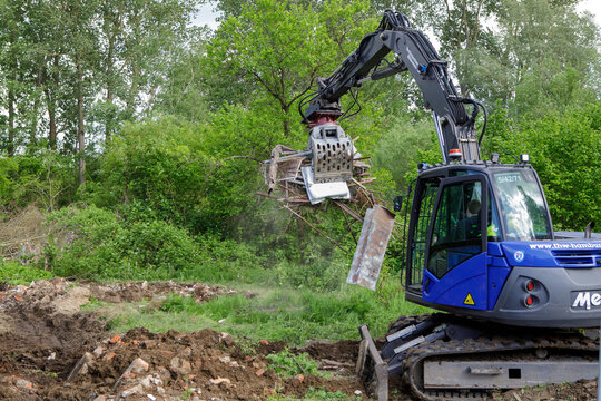 with an excavator of the technical relief organization the rubble of a building site is loaded