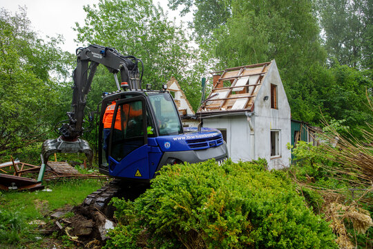 a ruined house is demolished with an excavator from the THW technical relief organization