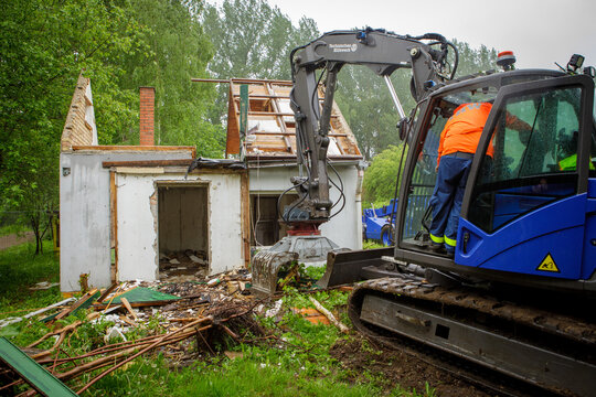 a ruined house is demolished with an excavator from the THW technical relief organization